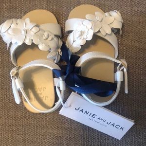 Toddler white flower sandals size 5